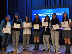PUCV celebra a jóvenes talentosas en la premiación del 